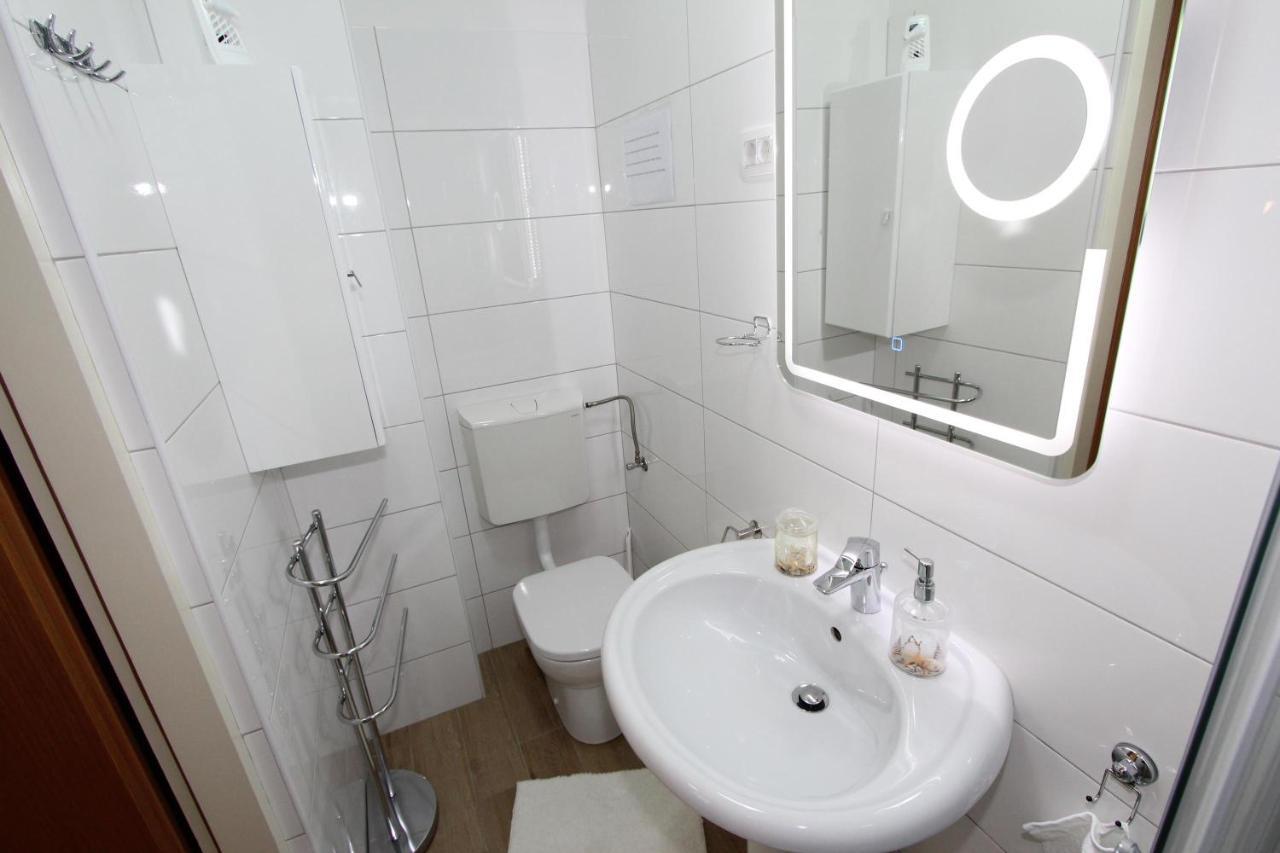 Room Roma โรวีน ภายนอก รูปภาพ